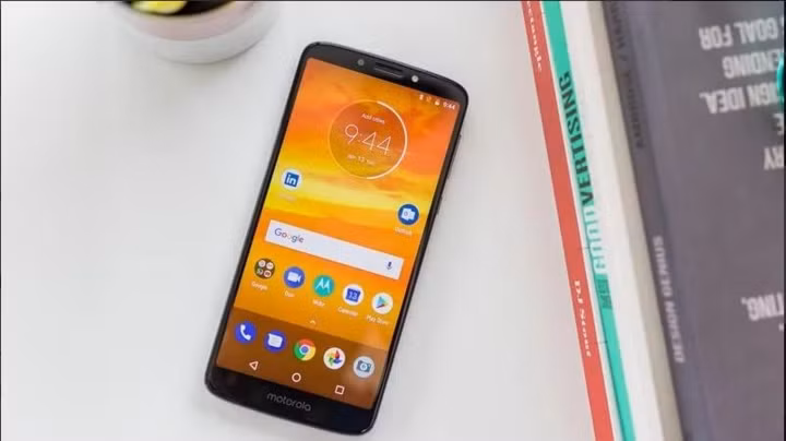 2. Moto E5 Plus có tuổi thọ pin vượt trội, với kích pin 5000mAh. Thời gian hoạt động liên tục 11h22.