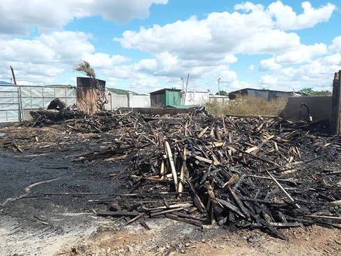 Bat giu nghich tu nhieu lan dot chay xuong go gia dinh