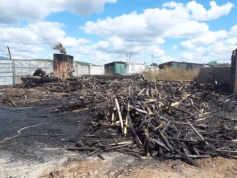 Bat giu nghich tu nhieu lan dot chay xuong go gia dinh