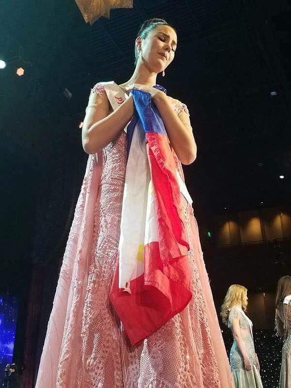 Hình ảnh Catriona Gray cầm quốc kỳ và bật khóc sau đêm chung kết khiến nhiều người xót xa cho sự kém may mắn của cô. Mặc dù vậy, vẻ đẹp ấn tượng cùng những kỹ năng nổi trội vẫn giúp Catriona Gray giành được danh hiệu 'Timeless beauty' của Missosology.