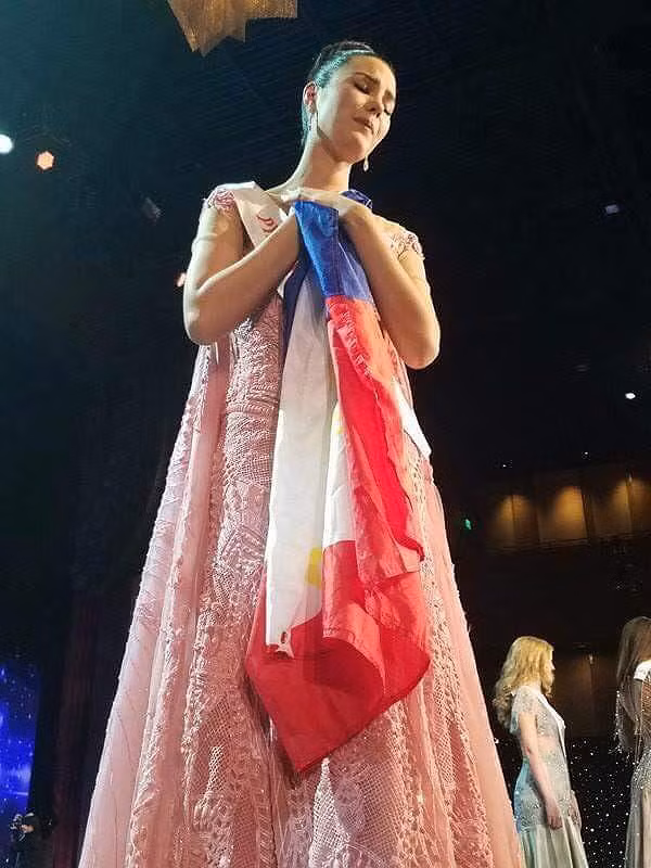 Hình ảnh Catriona Gray cầm quốc kỳ và bật khóc sau đêm chung kết khiến nhiều người xót xa cho sự kém may mắn của cô. Mặc dù vậy, vẻ đẹp ấn tượng cùng những kỹ năng nổi trội vẫn giúp Catriona Gray giành được danh hiệu 'Timeless beauty' của Missosology.