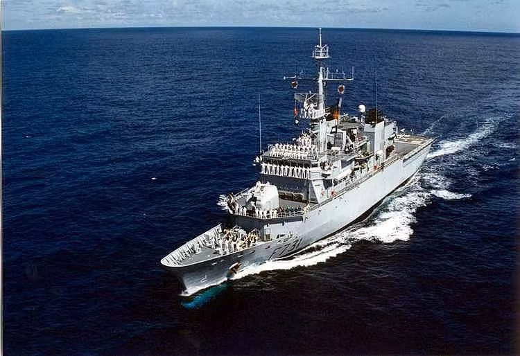 Thời gian đóng con tàu hộ vệ hạng nhẹ này chỉ tốn chưa tới 8 tháng. Prairial có độ giãn nước 2.600 tấn, dài 93,5 mét, lườn rộng nhất 14 mét, mớm nước 4,4 mét. Tàu sử dụng 4 động cơ diesel cung cấp công suất tổng cộng 8800 sức ngựa. Nguồn ảnh: Deag.