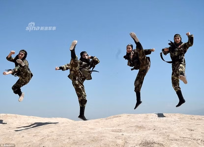 Mặc dù được phép mặc quần áo bình thường như những quân nhân khác, tuy nhiên những cô gái trong đội nữ sát thủ Iran này vẫn phải đeo khăn che tóc đúng theo truyền thống của người Hồi giáo. Việc đeo khăn che kín tóc cũng sẽ giúp họ hạn chế việc bị đối thủ túm tóc khi giao tranh tay đôi ở cực ly gần. Nguồn ảnh: Sina.