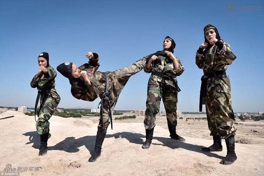 Mặc dù là một Quốc gia Hồi giáo và phụ nữ không được phép đi học, tuy nhiên đội nữ sát thủ Iran vẫn là một phần không thể thiếu trong lực lượng quân đội nước này. Nguồn ảnh: Sina.