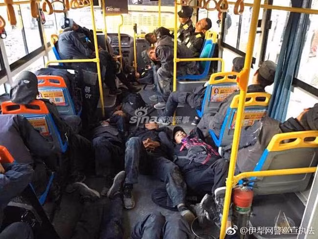 Giống với những binh lính trong quân đội, những người lính cảnh sát có thể ngủ ở bất cứ đâu, bất cứ tư thế nào. Với mỗi giấc ngủ ngắn khoảng 15-20 phút, những người lính này có thể tỉnh táo được vài ba tiếng sau đó. Nguồn ảnh: Sina.