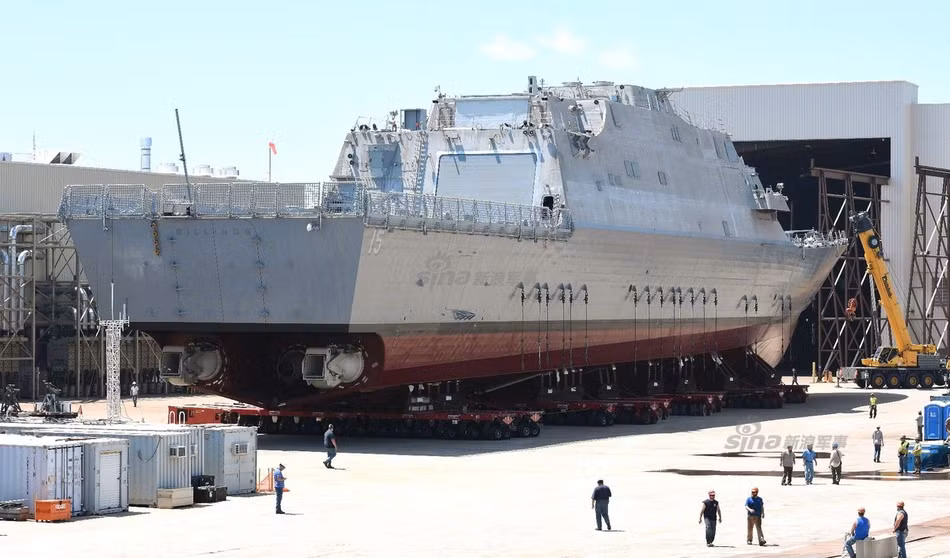 Tàu chiến LCS Freedom có lượng giãn nước 3.500 tấn, chiều dài 115 mét, rộng 17,5 mét, mớm nước đạt 3,9 mét. Tàu được trang bị 2 động cơ Rolls-Royce MT30. Điểm đặc biệt trong thiết kế của con tàu này đó là nó sử dụng hệ thống bơm nước phản lực để đẩy tàu đi chứ không sử dụng chân vịt. Thiết kế này giúp tàu di chuyển được với tốc độ cực lớn, lên tới 47 hải lý trên giờ tương đương với 87 km/h. Nguồn ảnh: Sina.