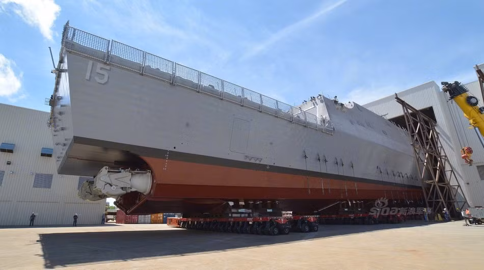 Thân những chiếc tàu dài tới 115m này được đặt trên các hệ thống bánh xe khổng lồ để tiện di chuyển ra khỏi nhà xưởng khi tiến hành hạ thủy. Nguồn ảnh: Sina.