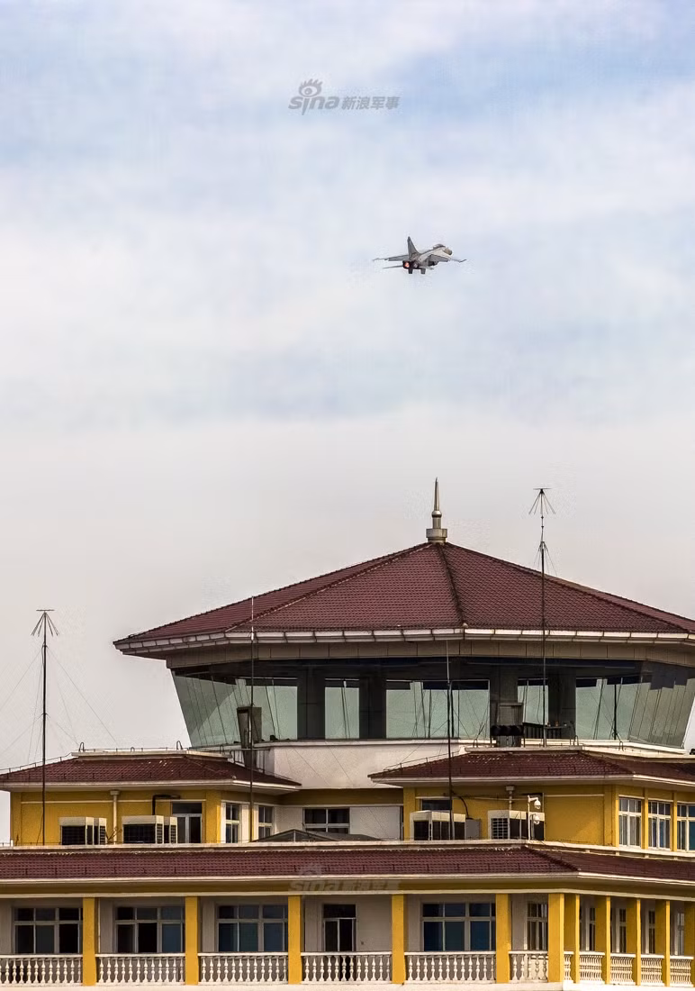 Mặc dù nhiệm vụ điều khiển hỏa lực và điều khiển máy bay được phân chia rõ ràng nhưng cả hai phi công đều có khả năng đảm nhận được công việc của người còn lại. Trong trường hợp một phi công mất khả năng chiến đấu, người còn lại vẫn có thể tiếp tục một mình điều khiển máy bay quay về căn cứ an toàn hoặc thậm chí là tham chiến chỉ với một người lái. Nguồn ảnh: Sina.