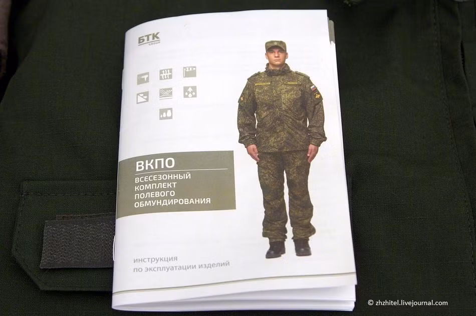 Một bộ quân phục của binh lính Nga đầy đủ bao gồm: Quần lót, áo cộc tay, áo dài tay mặc ngoài, quần dài, tất, ủng, mũ. Tổng cộng bộ đồ này có giá trị lên tới 15.000 USD. Quân phục được may bằng loại vải đặc biệt, nhanh khô, rất bền, nhưng khi cần vẫn có thể xé rách dễ dàng. Nguồn ảnh: Sina.