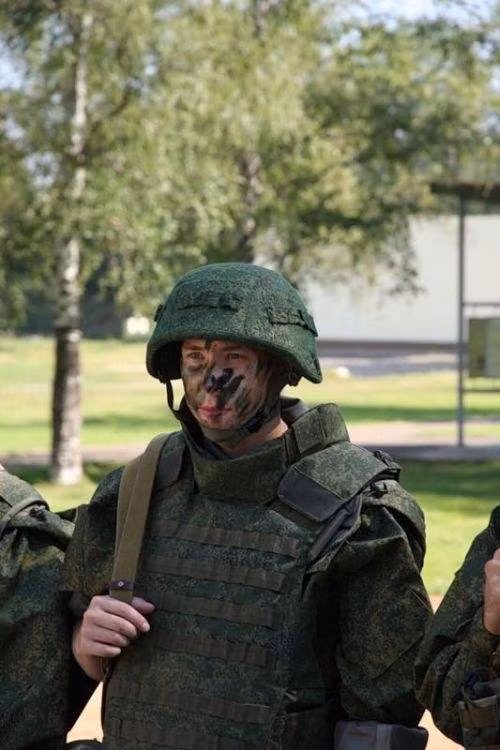 Các loại áo giáp bình thường của binh lính Nga thường có tính chống đạn khá thấp vì nếu làm áo giáp dày, nặng, tính chống đạn cao thì áo sẽ rất nặng, binh lính sẽ cởi bỏ khi ra trận. Những chiếc áo giáp hạng nhẹ đang được binh lính Nga sử dụng thường không có khả năng chống đạn súng trường, chỉ chống được mảnh văng của bom hoặc những viên đạn đập từ dưới đất nảy lên. Nguồn ảnh: Sina.