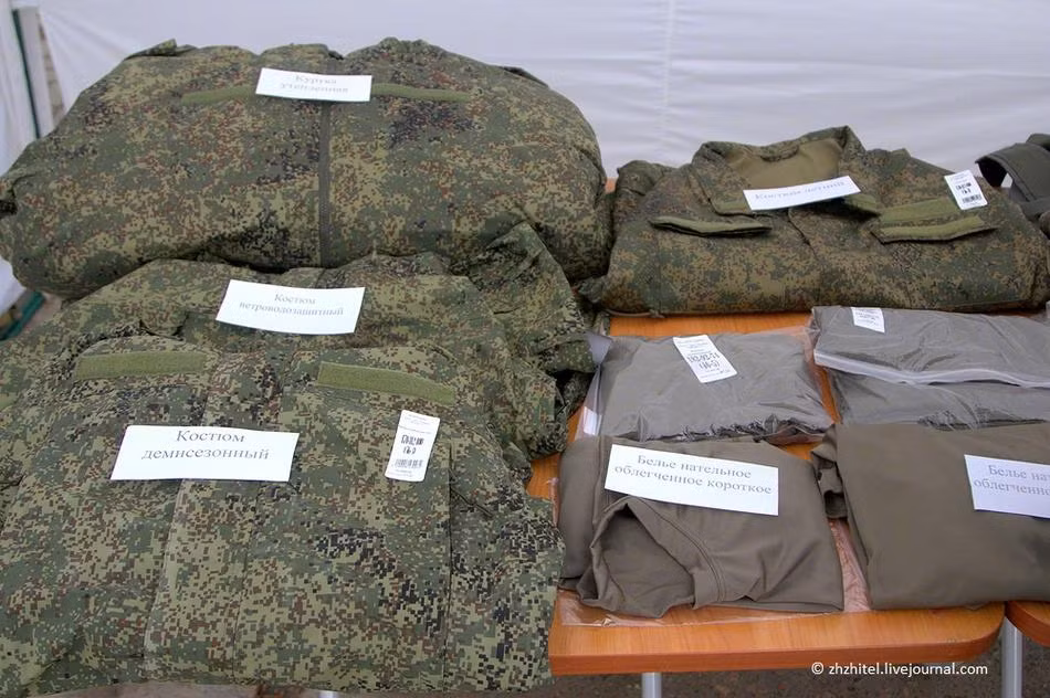 Tùy từng nơi đóng quân mà các đơn vị trong Quân đội Nga sẽ có màu sắc quân phục khác nhau. Tuy nhiên, giá thành của những bộ quân phục này thường có giá lên tới 15.000 USD (khoảng 340 triệu VNĐ). Bộ quân phục của Nga có đầy đủ quần áo ngụy trang cho từng thời tiết khác nhau. Nguồn ảnh: Sina.