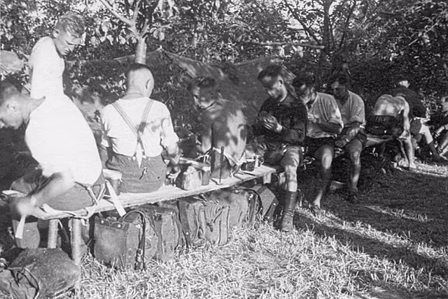 Tùy tình hình tiếp tế mà khẩu phần ăn của binh lính có thể nhiều hay ít. Tuy nhiên, được ngồi ăn một cách tử tế là điều ai cũng muốn cho dù mỗi bữa họ chỉ có một lát bánh mỳ. Nguồn ảnh: Histomil.