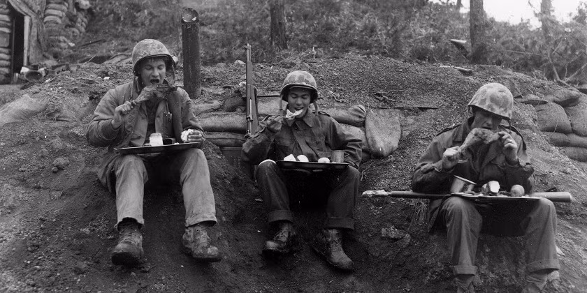 Một bữa ăn thịnh soạn trên chiến trường với một khay thức ăn đầy ắp. Có thể đồ ăn với binh lính ngoài mặt trận là không thiếu, tuy nhiên không phải lúc nào họ cũng có thể nổi lửa nấu nướng để có đồ ăn nóng được. Nguồn ảnh: Task.