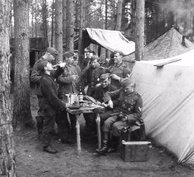 Một căn cứ tiền phương với làn trại, đồ ăn nóng với bàn ăn và ghế tựa đàng hoàng như thế này chỉ có thể là nơi dành cho các sỹ quan. Nguồn ảnh: Pinterest.