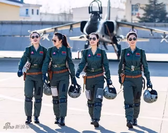 Với phi công, yêu cầu thể hình đòi hỏi khắt khe đến nỗi bất cứ nữ học viên phi công Trung Quốc nào cũng có dáng cực kỳ chuẩn. Để có thể thi vào trường Học viện Không quân Trung Quốc, những nữ quân nhân này cần đạt điểm số khoảng 85-90% tổng số điểm trong kỳ thi Cao Khảo-kỳ thi tuyển sinh đại học của Trung Quốc có độ chọi cực kỳ cao, mỗi năm có tới 10 triệu thí sinh dự thi. Nguồn ảnh: Sina.