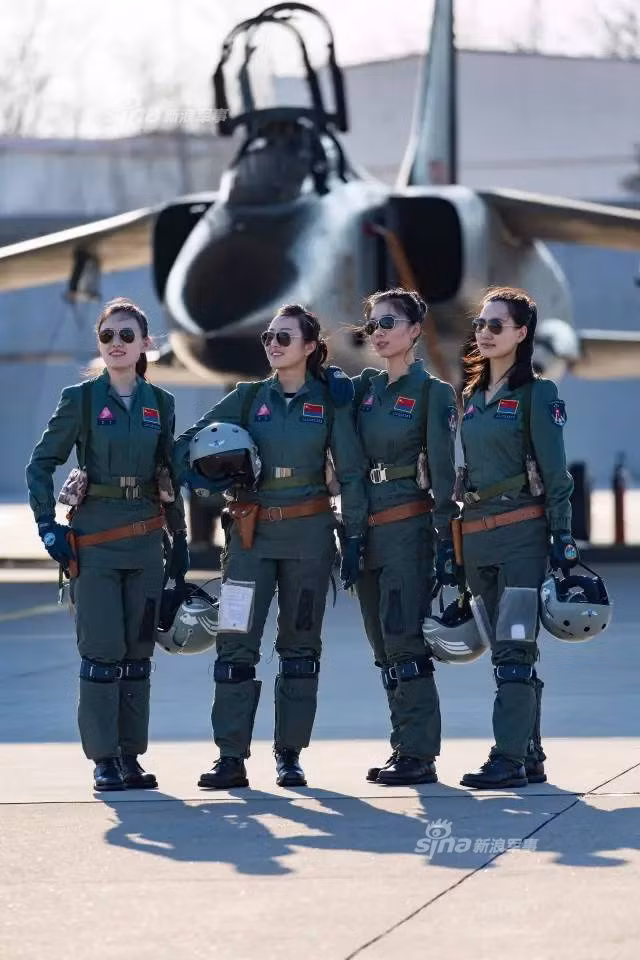 Quá trình học tập, rèn luyện thể lực liên tục với cường độ cao đã mang lại cho những nữ phi công này một thân hình cân đối không kém gì một người mẫu chuyên nghiệp. Nguồn ảnh: Sina.