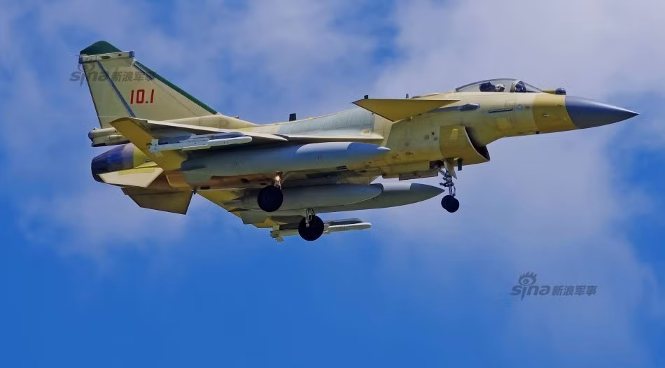 Ngoài ra, điểm nổi bật nhất đó là các thiết bị điện tử được lắp đặt tăng cường trên chiếc máy bay này. Đặc biệt là hệ thống radar điện tử quét mảng chủ dộng AESA. Đây cũng chính là loại radar được Mỹ lắp đặt trên những chiếc chiến đấu cơ thế hệ năm như F-22 Raptor và F-35. Nguồn ảnh: Sina.