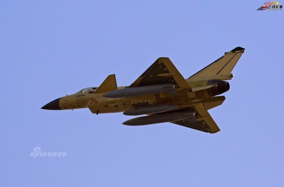 Giống với phiên bản J-10A, J-10C chỉ có phi hành đoàn 1 người. Chiều dài máy bay đạt 15,49 mét, sải cánh rộng 9,75 mét, diện tích mặt cánh đạt 39 mét vuông. Chiến đấu cơ hạng nhẹ, đang năng, bán tàng hình này của Trung Quốc có trọng lượng cất cánh tối đa khoảng 19 tấn. Nguồn ảnh: Sina.