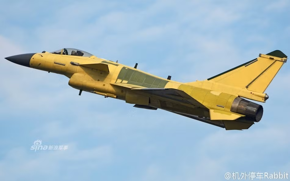 Phiên bản J-10A với động cơ Saturn-Lyulka của Nga có thể đạt được tốc độ tối đa lên tới Mach 2,2 ở độ cao lớn và Mach 1,2 ở độ cao thấp. Đây cũng chính là động cơ được Nga lắp đặt trên những chiếc Su-27 và Su-30MKI. Nguồn ảnh: Sina.