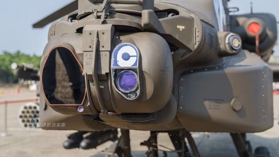 Phiên bản AH-64E hay còn được biết tới với cái tên AH-64D Block III. Phiên bản AH-64E này được tăng cường khả năng tác chiến trên không hơn so với các phiên bản khác, được tăng cường hiệu suất động cơ bằng việc sử dụng động cơ hiện đại hơn so với các phiên bản trước. Đặc biệt, AH-64E còn cung cấp cho phi công lái chính khả năng điều khiển cả... máy bay không người lái ngay từ trong buồng lái của chiếc AH-64. Nguồn ảnh: Sina.