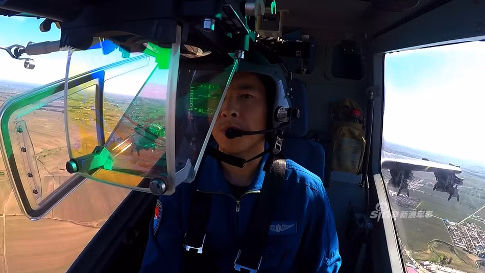 Trực thăng WZ-10 của Trung Quốc cũng được trang bị hệ thống chỉ thị mục tiêu từ buồng lái giống với các trực thăng Apache của Mỹ. Theo đó, thiết bị này sẽ hiển thị mục tiêu, tốc độ, hướng bay, đường bay, độ cao,... ngay trước mắt phi công thông qua việc sử dụng một máy chiếu siêu nhỏ chiếu thông tin lên một tấm kính, qua đó giúp phi công có thể vừa lái, vừa khai hỏa tiêu diệt đối phương mà không phải liếc nhìn bảng điều khiển, gây mất tập trung. Nguồn ảnh: Sina.