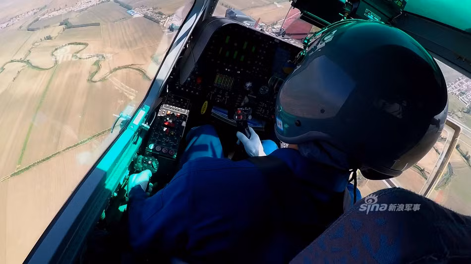 Các thiết bị hiển thị trong khoang lái của WZ-10 cũng vượt trội hơn rất nhiều so với hệ thống hiển thị bên trong trực thăng tấn công Apache của Mỹ. Cụ thể, các thiết bị hiển thị trên trực thăng WZ-10 đã lược bỏ tối đa các hệ thống đồng hồ kim kiểu analog cũ, thay vào đó là các màn hình hiển thị cỡ lớn với nhiều thông tin chi tiết được biểu hiện một cách hiện đại hơn. Nguồn ảnh: Sina.