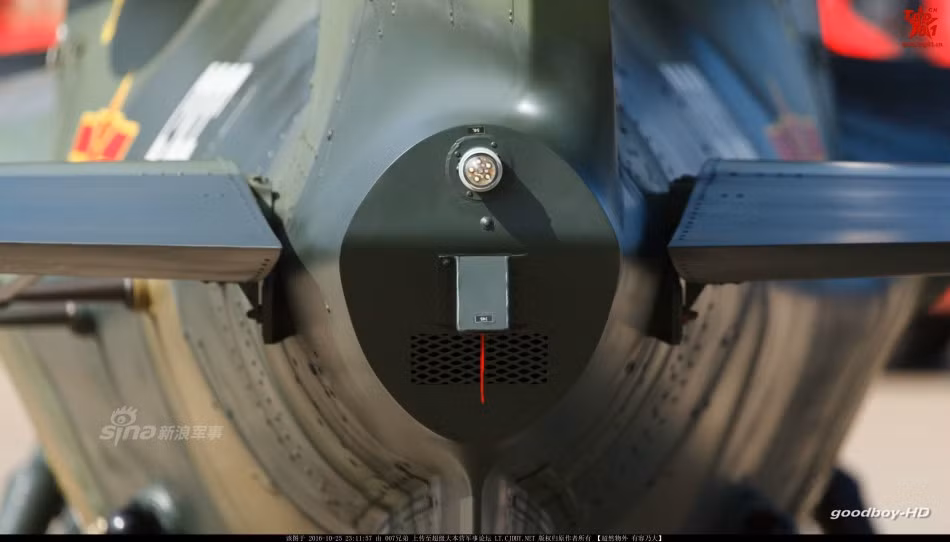 Phiên bản hiện đại bậc nhất trong dòng Apache là những chiếc AH-64E. Phiên bản này được Mỹ phát triển từ năm 2012 và dự kiến tới khoảng năm 2019 hoặc 2020 tới đây, 56 chiếc đầu tiên mới được ra đời. Phiên bản AH-64E này có vẻ tiên tiến hơn chiếc WZ-10 Trung Quốc ở chỗ nó có cung cấp thêm khả năng điều khiển máy bay không người lái cho phi công. Nguồn ảnh: Sina.