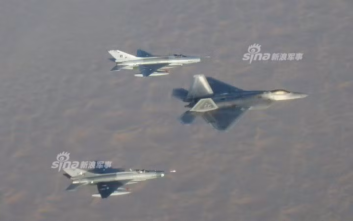 Choáng: Tiêm kích MiG-21 Trung Quốc sát cánh cùng F-22 Mỹ - Hình 2 Choang: Tiem kich MiG-21 Trung Quoc sat canh cung F-22 My-Hinh-2