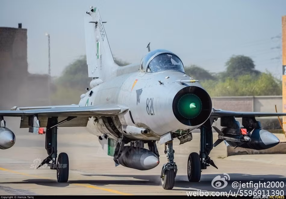 J-7 là chiếc tiêm kích đánh chặn Trung Quốc chế tạo dựa trên chiếc MiG-21F-13 của Liên Xô. Trung Quốc đã sản xuất được tổng cộng 2400 chiếc J-7, và tới nay vẫn còn phục vụ trong quân đội của rất nhiều quốc gia bao gồm cả Trung Quốc với nhiệm vụ của một máy bay đánh chặn. Nguồn ảnh: Sina.