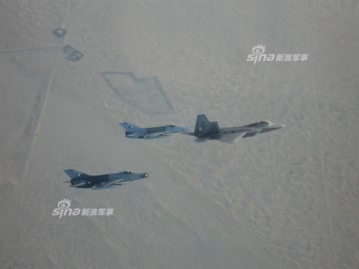 Choáng: Tiêm kích MiG-21 Trung Quốc sát cánh cùng F-22 Mỹ Choang: Tiem kich MiG-21 Trung Quoc sat canh cung F-22 My