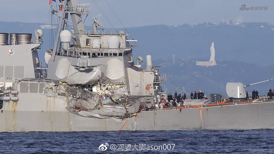 ACX Crystal là một tàu chở công-tơ-nơ mang quốc tịch Philippines, khi xảy ra tai nạn, trên tàu hàng này đang có tới 1.080 chiếc công-tơ-nơ các loại. Do có thiết kế thấp hơn nên cú đâm của mũi tàu ACX Crystal đã "giáng" thẳng vào kiến trúc thượng tầng của chiếc USS Fitzgerald. Nguồn ảnh: Sina.