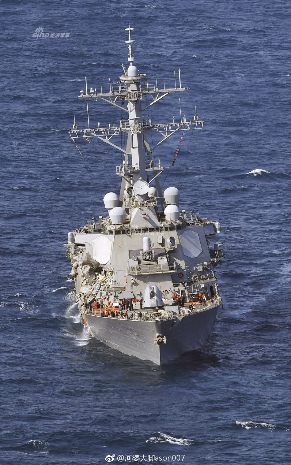 Việc tàu USS Fitzgerald bị nghiêng về bên phải đồng nghĩa với việc các máy bơm hoạt động "không xuể", nước vẫn tràn vào tàu và khiến trọng lượng tàu không còn được dàn đều như thiết kế. Thêm vào đó, việc bị nghiêng sang bên phải cũng đồng nghĩa với việc các khoang mạn trái của tàu hoàn toàn bình thường, không bị thiệt hại. Nguồn ảnh: Sina.
