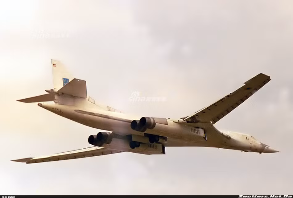 Tai sao Nga ton tien che tao lai "phao dai bay" Tu-160-Hinh-2