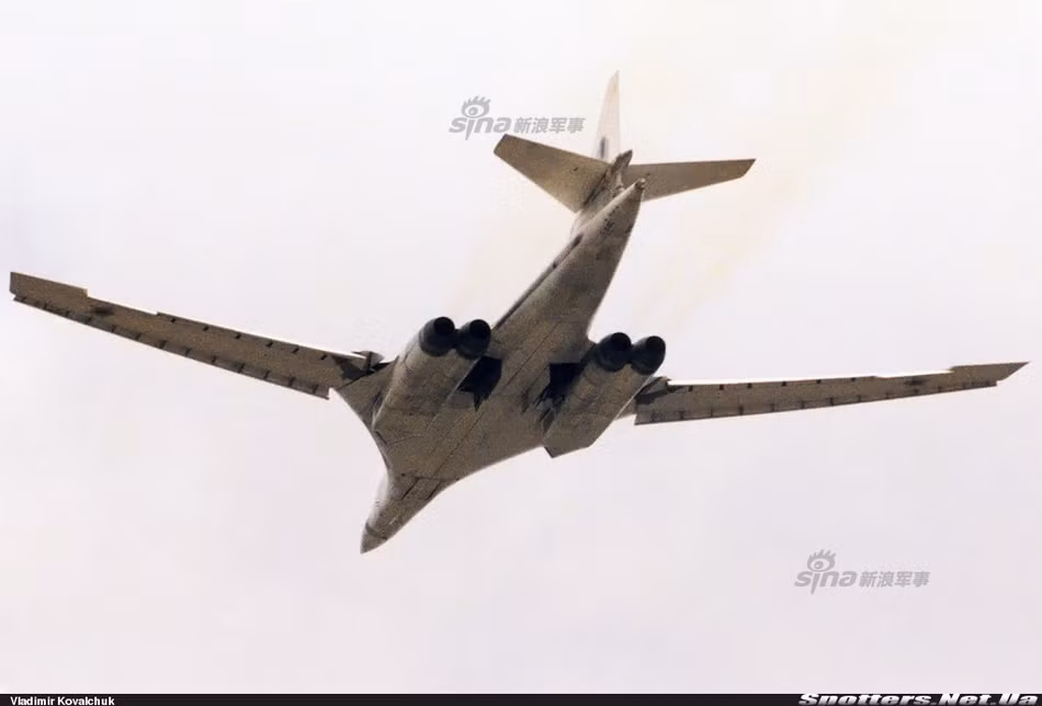 Với việc triển khai các máy bay ném bom chiến lược tầm xa như Tu-160 tới các khu vực xung đột nằm cách xa lãnh thổ nước Nga, những chiếc máy bay ném bom hạng nặng này sẽ "giảm tải" rất nhiều cho chiếc tàu sân bay đô đốc hạm già cỗi của Nga. Với lợi thế lãnh thổ trải dài từ châu Á tới châu Âu, những chiếc máy bay ném bom Tu-160 có thể triển khai từ Nga tới bất cứ đâu toàn bộ châu Á và châu Âu, thậm chí là châu Phi. Nguồn ảnh: Smaller.