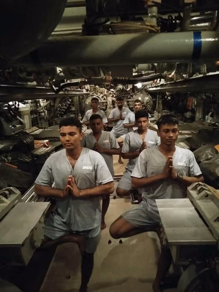 Thậm chí bên trong một không gian kín mít và chật chội như trong tàu ngầm cũng không làm nản lòng các thủy thủ yêu Yoga này. Nguồn ảnh: India.