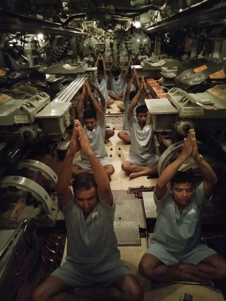 Dù không gian chật chội rất khó có thể giúp họ "thi triển" được các động tác khó, tuy nhiên vẫn còn rất nhiều động tác đơn giản khác có thể tập luyện được trong không gian chật hẹp này. Nguồn ảnh: India.