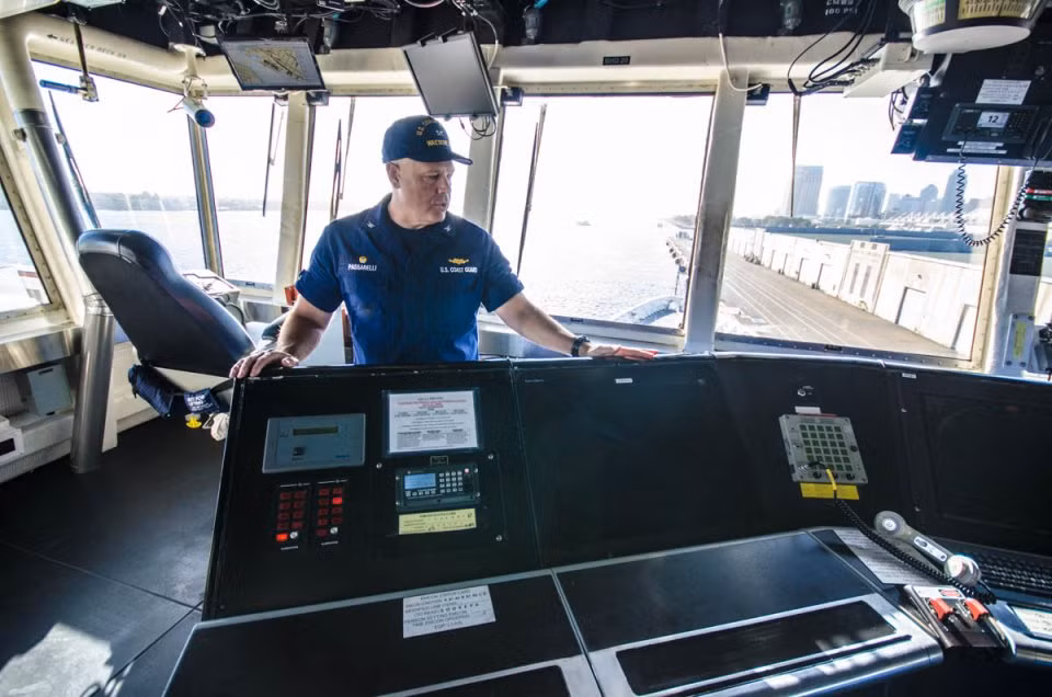 Khoang chỉ huy trên tàu, USCGC Waesche được chính thức gia nhập biên chế lực lượng Vệ binh Quốc gia Mỹ từ năm 2010, dù mới chỉ có 7 năm "thâm niên" nhưng con tàu này đã xuất sắc gặt hái được rất nhiều chiến công. Nguồn ảnh: BISG.