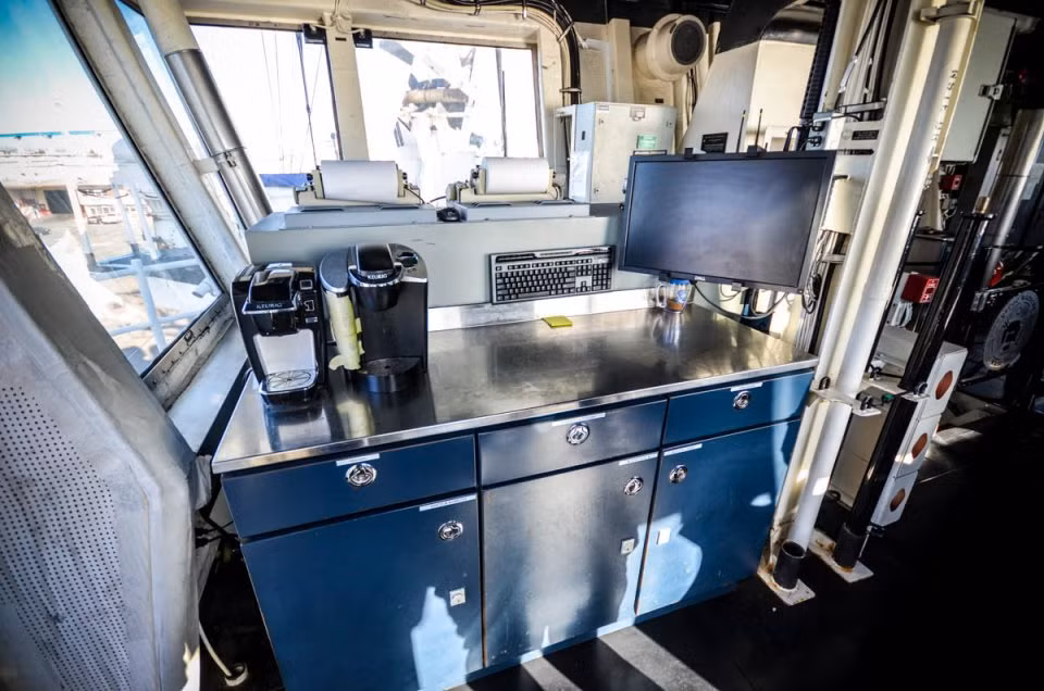 Trên khoang chỉ huy có cả... một chiếc máy pha cafe. Nguồn ảnh: BISG.