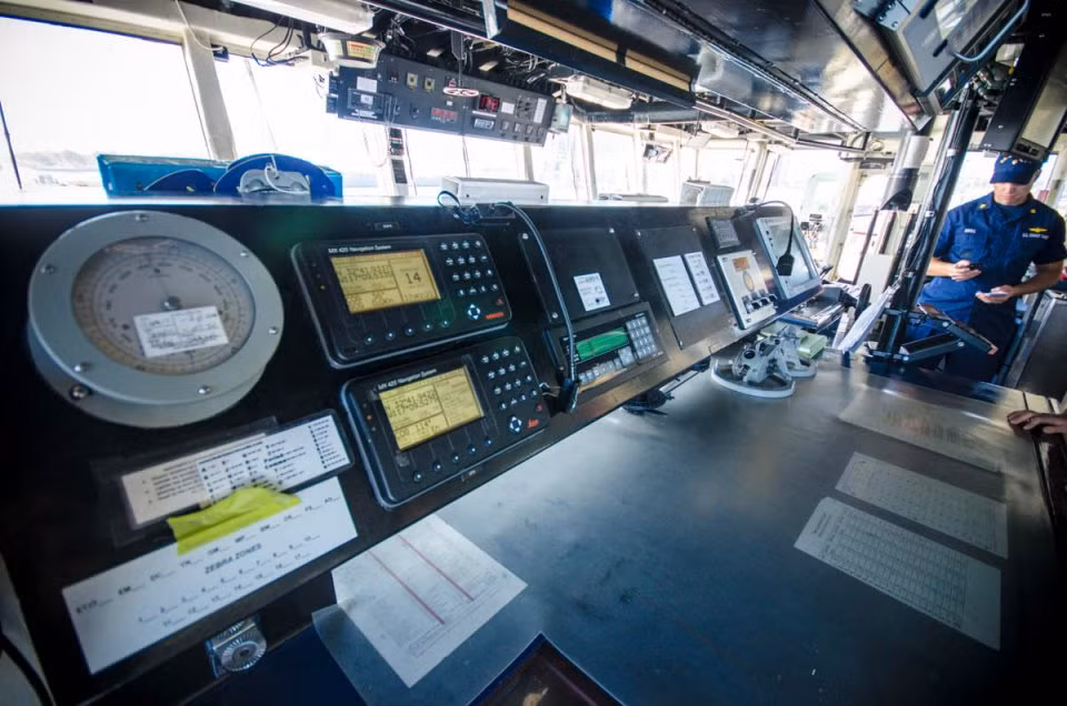 Bàn điều khiển của sỹ liên lạc và định vị trên tàu. Ngoài việc liên lạc với bên ngoài, đây cũng là nơi sỹ quan liên lạc liên lạc tới mọi khoang khác trong con tàu. Nguồn ảnh: BISG.