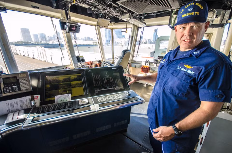 Bàn điểu khiển của sỹ quan chỉ huy máy. Các thiết bị trên tàu được điều khiển tự động hóa cao, từ những hệ thống máy tính này, sỹ quan chỉ huy có thể điều khiển được công suất máy tàu, tốc độ chân vịt và độ cơ động của tàu. Nguồn ảnh: BISG.