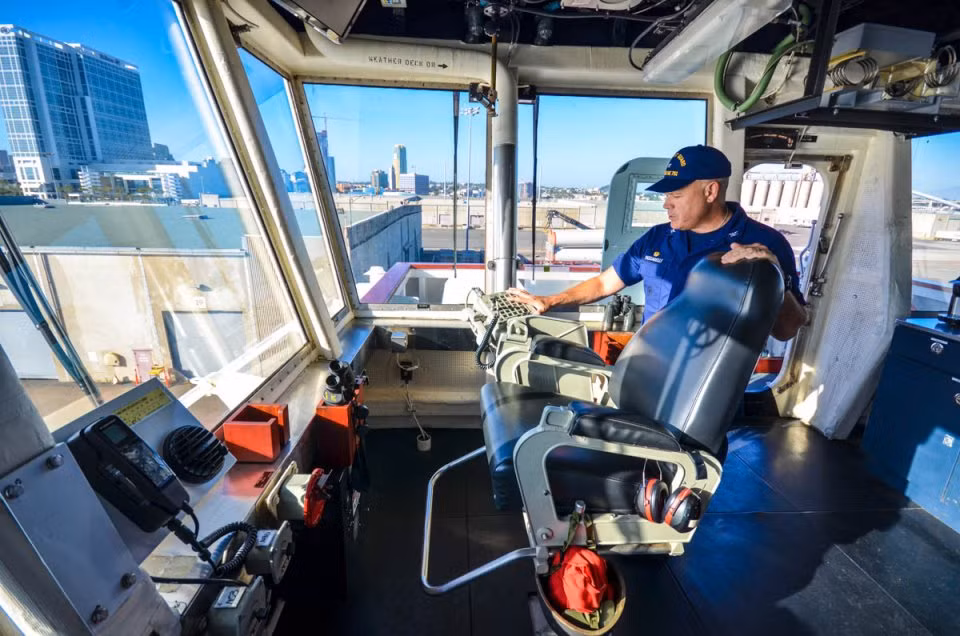 Ghế ngồi của thuyền trưởng trên boong chỉ huy của tàu. Boong này cũng là nơi làm việc của các sỹ quan hoa tiêu định vị, lái tàu, liên lạc,... Nguồn ảnh: BISG.