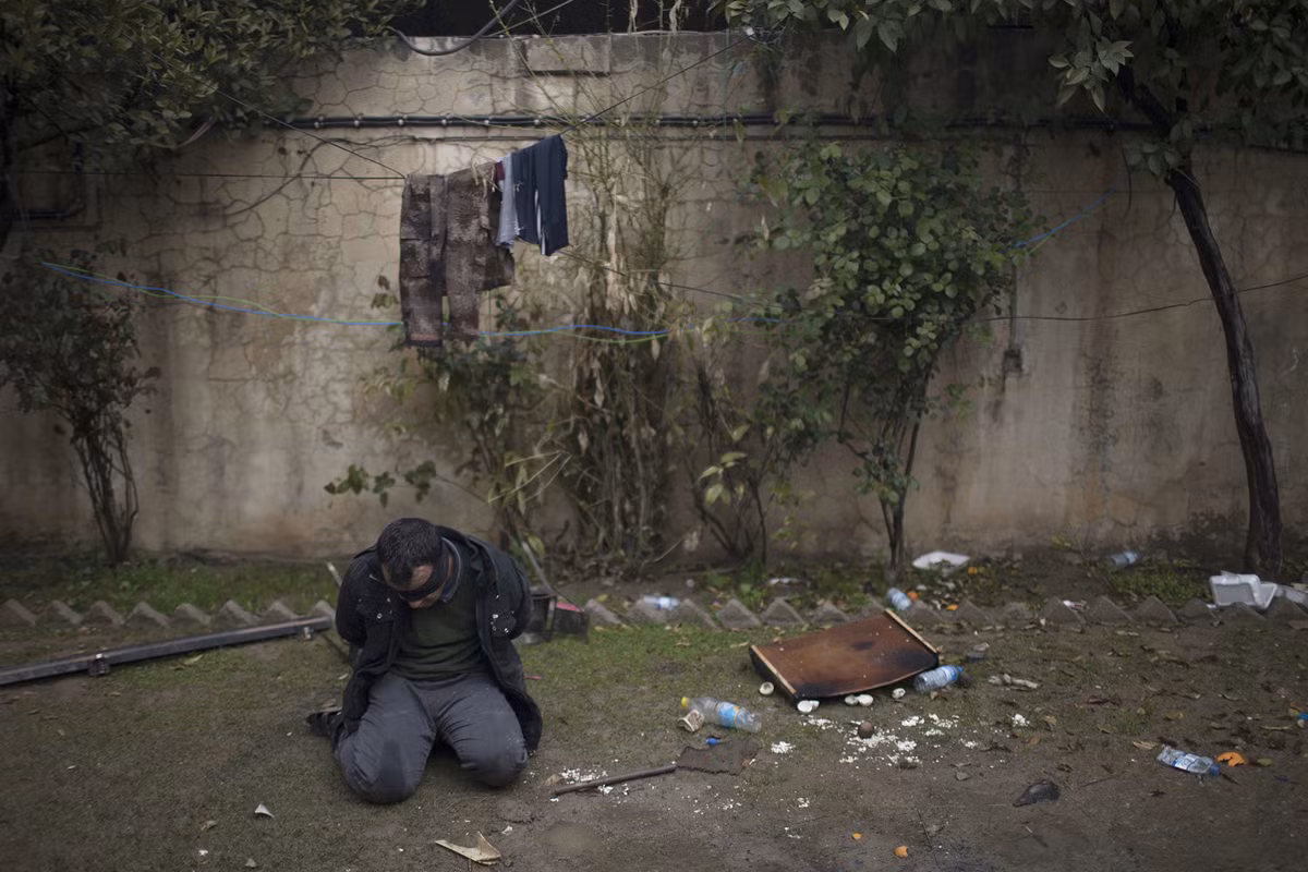 Một đối tượng được cho là thành phần khủng bố IS bị phía Iraq bắt giữ. Việc truy lùng những tên khủng bố IS lẩn trốn trong thường dân là rất khó vì bên trong Mosul vẫn còn rất nhiều thường dân. Nguồn ảnh: Theatlantic.