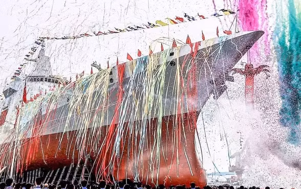 Các khu trục hạm lớp Type 055 của Trung Quốc sẽ sử dụng 4 động cơ turbin khí QC-280 cung cấp công suất khoảng 112.000 kW tổng cộng. Tốc độ tối đa khoảng 30 hải lý tương đương với 52 km/h và có tầm hoạt động lên tới 10.000 km. Nguồn ảnh: Sina.