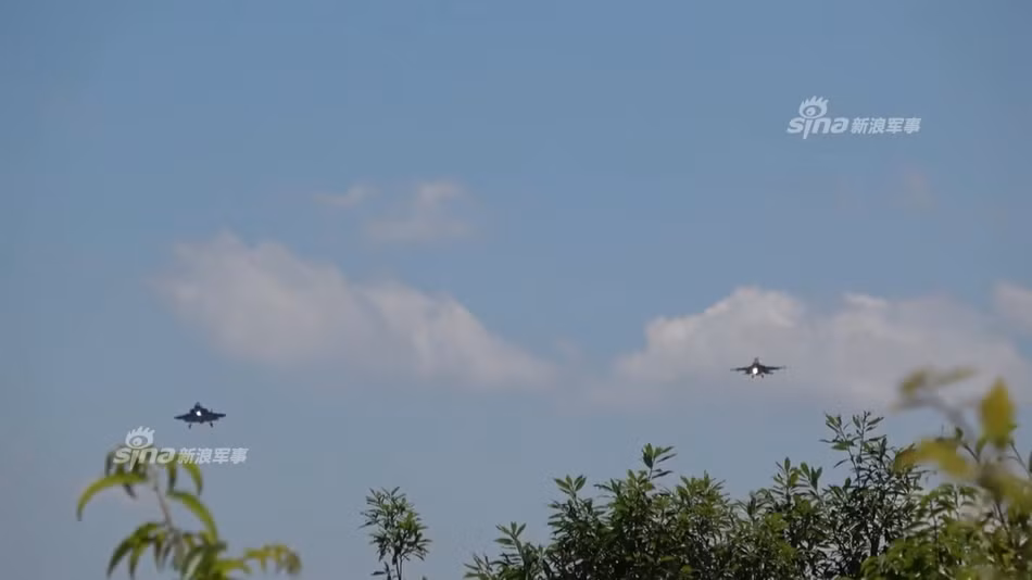 So với những chiến đấu cơ F-35A, những chiến đấu cơ F-35B có cấu tạo khác biệt rất lớn về phần thân máy bay và hệ thống động cơ. Điều đó đồng nghĩa với việc cho dù có làm chủ được hoàn toàn công nghệ chế tạo chiến đấu cơ F-35A thì phía Nhật Bản cũng sẽ không thể chế tạo được F-35B nếu không được phía Mỹ giúp đỡ. Nguồn ảnh: Sina.