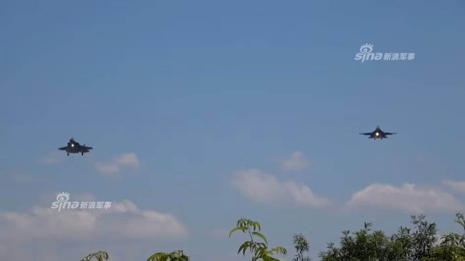 Hiện tại Mỹ cũng đang gấp rút sản xuất những lô máy bay F-35 đầu tiên của mình để xuất khẩu tới các nước Đồng Minh. Có vẻ như động thái "hào phóng" rao bán các máy bay chiến đấu được mệnh danh là "đắt nhất hành tinh" này của Mỹ là một cách "gỡ gạc" lại một phần trong số tiền 10.000 tỷ USD Mỹ đã chi ra cho công trình nghiên cứu phát triển F-35. Nguồn ảnh: Sina.