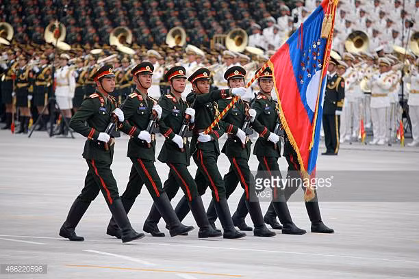 Dân số của lào có khoảng hơn 7 triệu người trong đó có 2,3 triệu người nằm trong độ tuổi nhập ngũ. Mỗi năm Lào có 145.000 người bước vào tuổi 17 nghĩa là đủ tuổi phục vụ quân đội, tổng số quân nhân của nước này khoảng 130.000 người trong đó có 30.000 quân chính quy và 100.000 quân dự bị. Nguồn ảnh: Gettyimg.