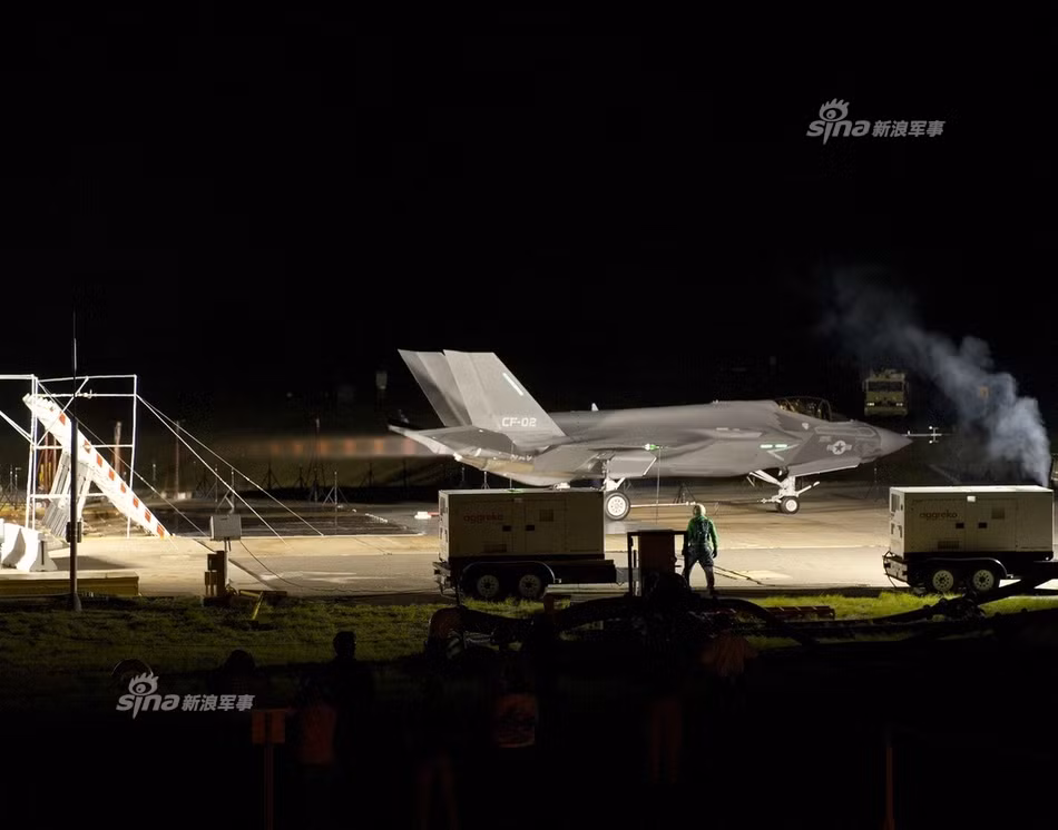 Trong cả ba phiên bản F-35 tính đến thời điểm này bao gồm F-35A, F-35B và F-35C thì phiên bản F-35C được coi là bản F-35 "cơ bắp" nhất. Trong khi cả hai phiên bản F-35A và F-35B đều chỉ có diện tích mặt cánh 42 mét vuông thì diện tích mặt cánh của chiếc F-35C có diện tích lên tới 62 mét vuông, nghĩa là lớn hơn tới hơn 40%. Nguồn ảnh: Sina.