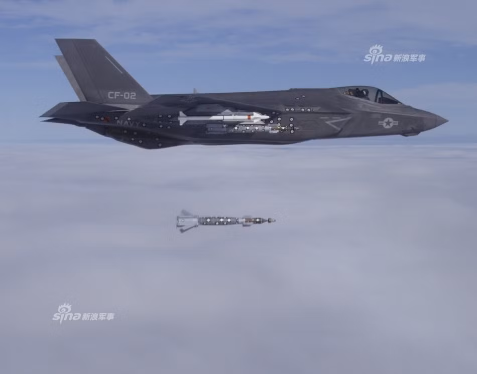 Khác với chiếc F-35B được thiết kế để cất cánh từ đường băng ngắn và hạ cánh thẳng đứng, F-35C được thiết kế để thay thế cho các máy bay F-16 và F-18 của lực lượng Không quân Hải quân Mỹ. Điều đó đồng nghĩa với việc những máy bay F-35C sẽ có thể gập cánh gọn gàng (để chứa được nhiều nhà trong nhà chứa trên tàu sân bay) và có càng trước được thiết kế khỏe hơn để có thể chịu được lực phóng từ máy phóng máy bay trên tàu sân bay. Nguồn ảnh: Sina.