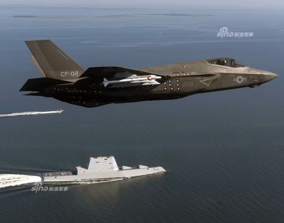 Ngoài ra, chiếc F-35C còn được thiết kế để mang theo lượng nhiên liệu lớn hơn nhiều so với hai phiên bản còn lại. Cụ thể, lượng nhiên liệu mà chiếc F-35C mang theo tối đa có thể lên tới 9000 lít, so với khoảng hơn 6000 lít và 8200 lít của lần lượt hai phiên bản F-35B và F-35A thì rõ ràng F-35C sẽ có lợi thế lớn hơn nhiều khi nó có thể chiến đấu lâu hơn trên không. Nguồn ảnh: Sina.