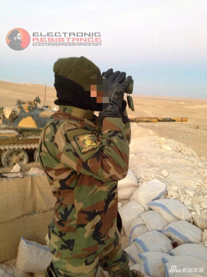 Một chiếc xe tăng có vẻ như chiếc Type 59 của Trung Quôc. Không có bất cứ một quy chuẩn vũ khí nào trên chiến trường Trung Đông, bất cứ thứ gì có thể sử dụng để giết người cũng đều được mang ra trưng dụng trong cuộc chiến này, từ xe tăng Trung Quốc, xe tăng Liên Xô, xe tăng Mỹ, xe tăng Đức,... Nguồn ảnh: Sina.